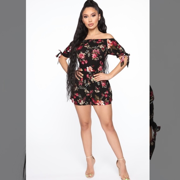 FashionNova// floral romper size small - Picture 2 of 4